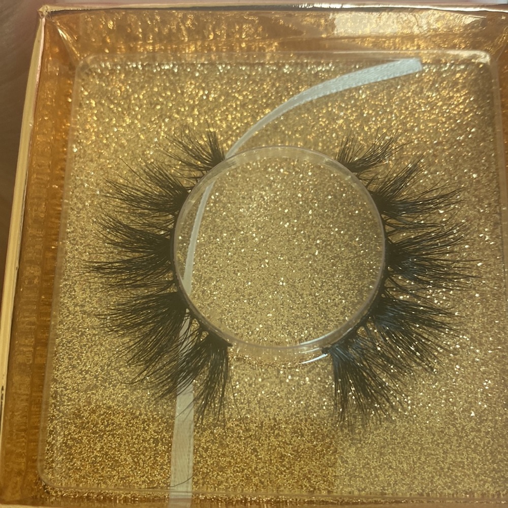 Lashes - Picture 8 of 12